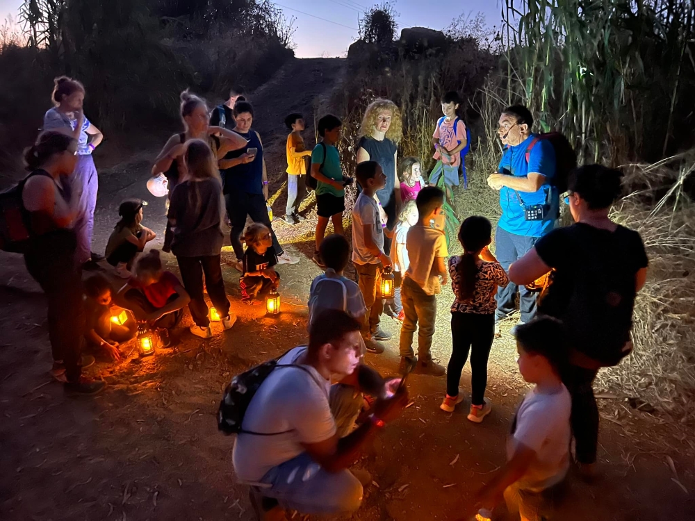הורים וילדים בטיול עששיות בדרום השרון
