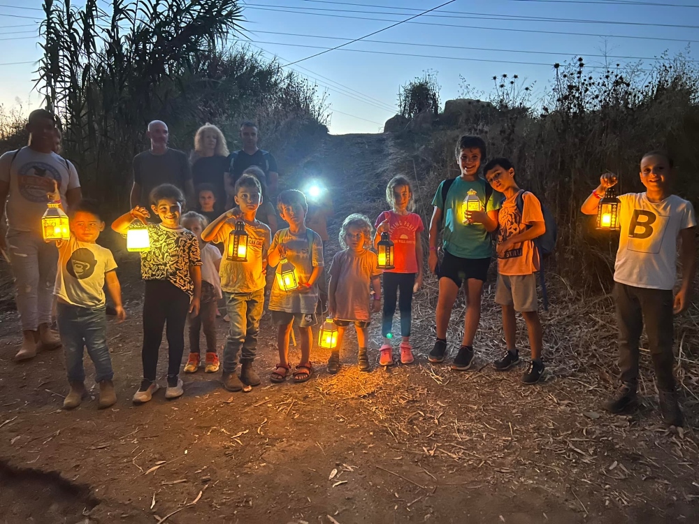 ילדי דרום השרון מחזיקים עששיות בטיול לילה במועצה