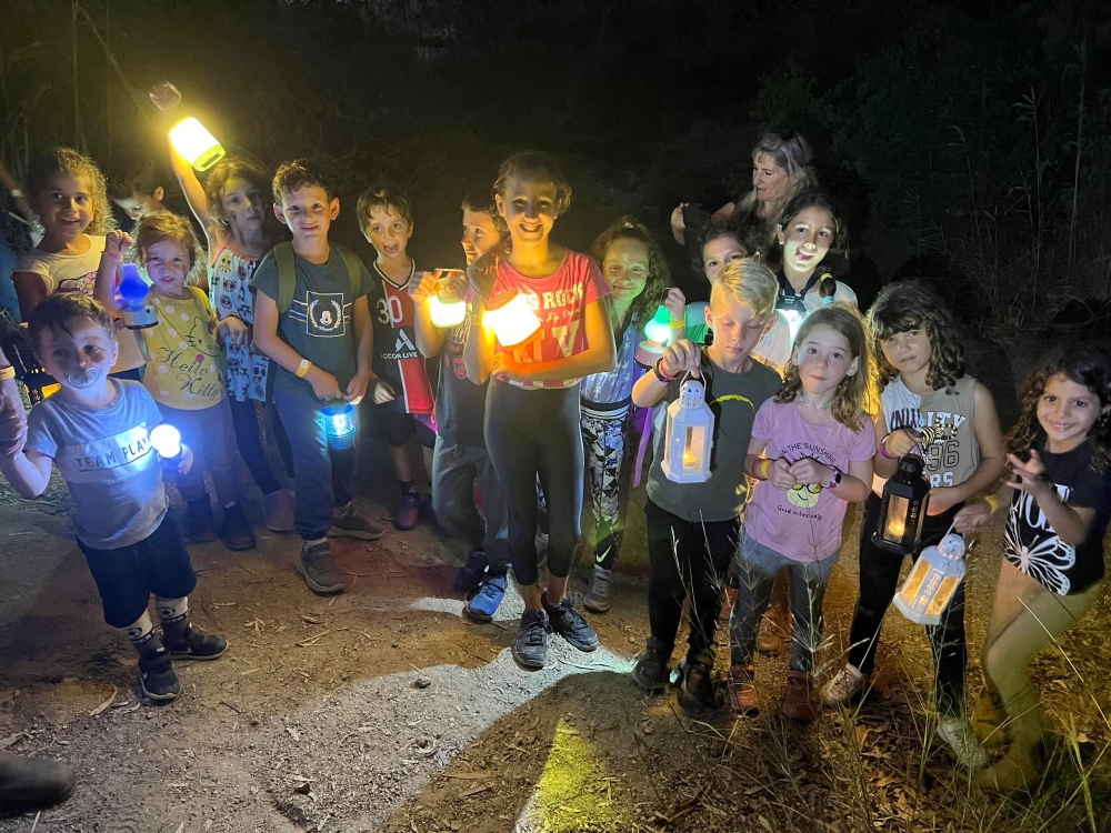 הורים וילדים בטיול עששיות ברחבי המועצה