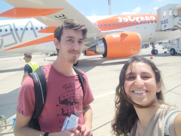 עדי שרים מכפר סירקין ותומר עתיר מקיבוץ עינת בסמוך למטוס לגרמניה