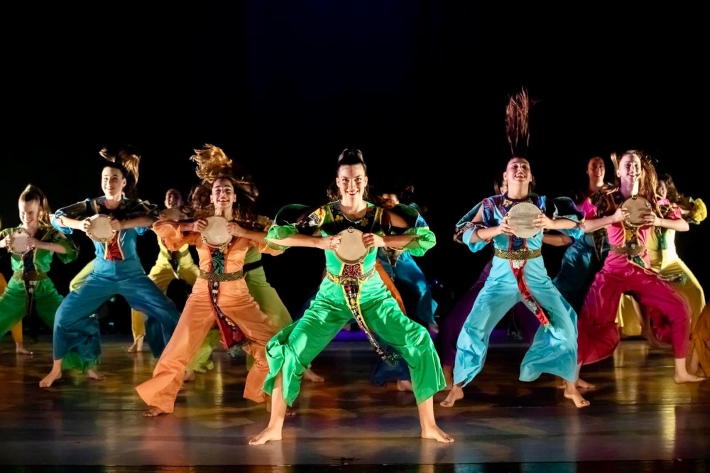 רקדניות להקות המחול הייצוגיות של דרום השרון בהופעה על הבמה