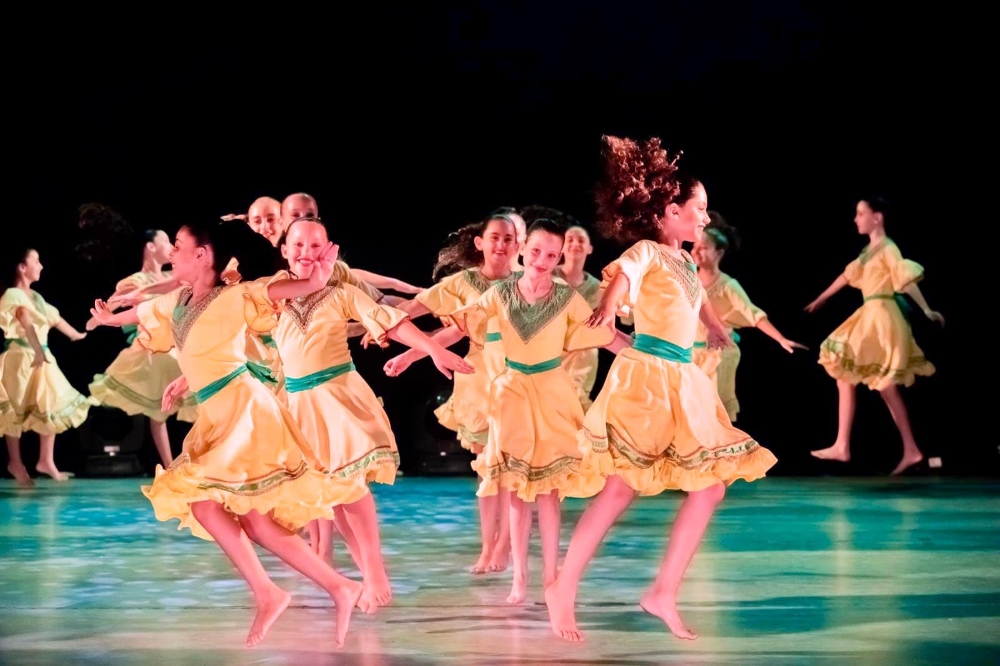 להקות המחול הייצוגיות של דרום השרון רוקדות בהופעה