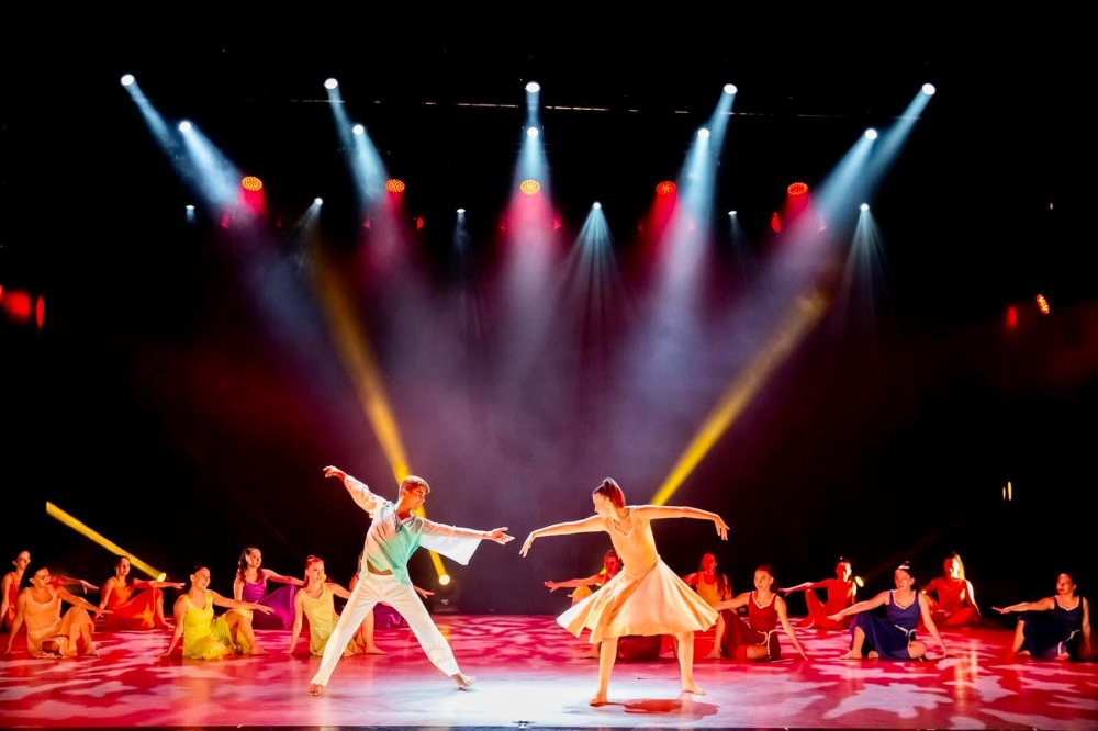 רקדנית ורקדן של להקות המחול הייצוגיות של דרום השרון בהופעה