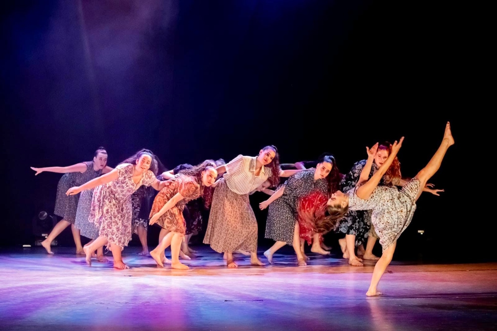 רקדני להקות המחול הייצוגיות של דרום השרון בהופעה תיאטרלית על הבמה