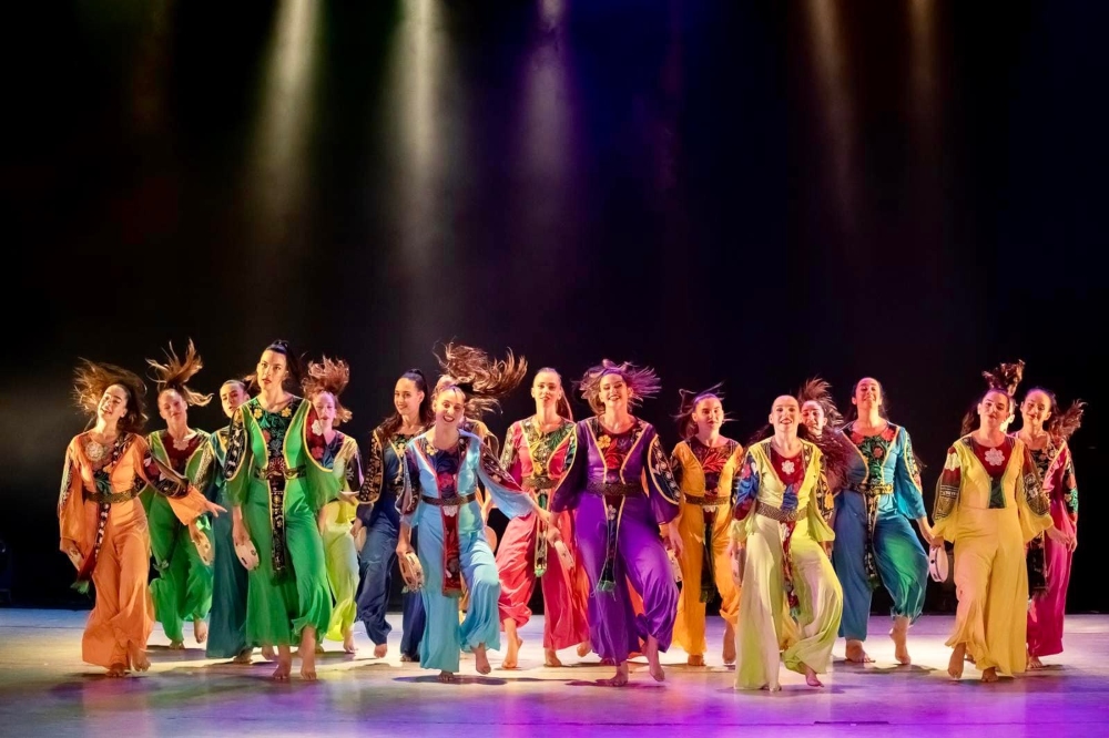 קבוצת רקדניות של להקות המחול הייצוגיות של דרום השרון על הבמה