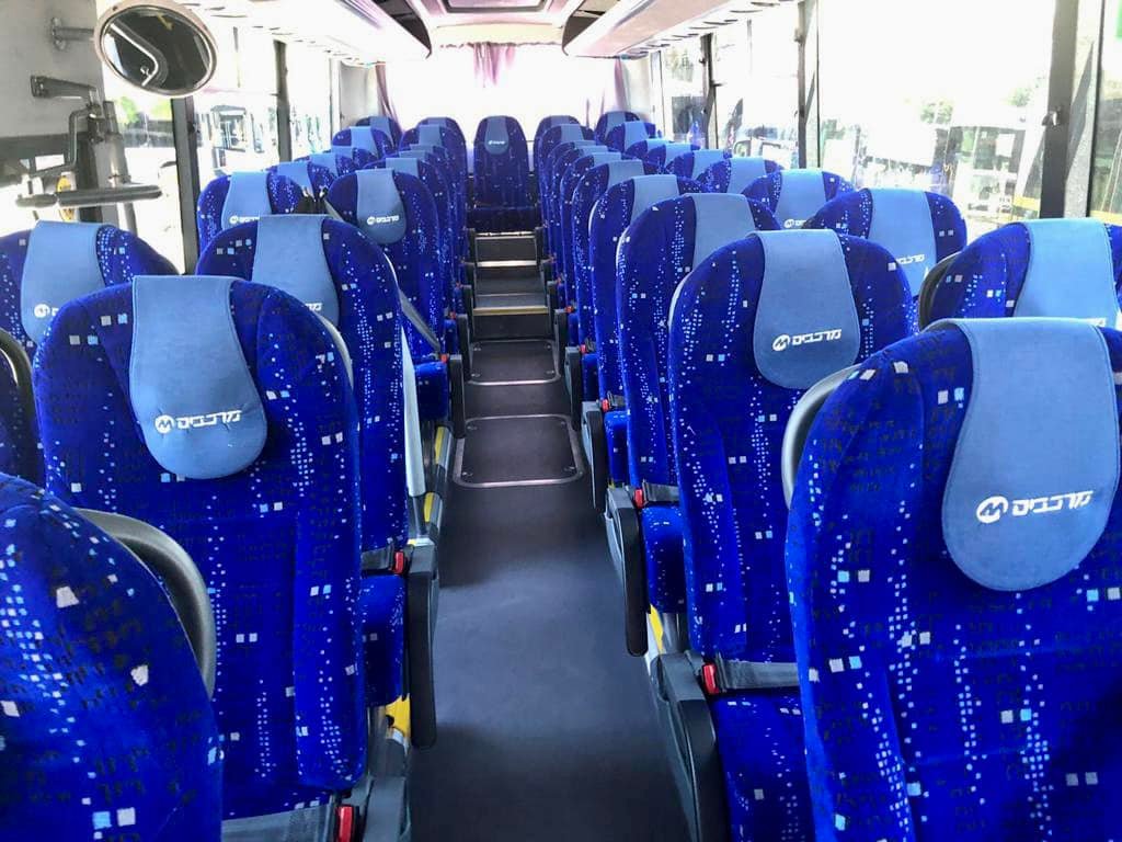 מושבים כחולים באוטובוס ההסעות של דרום השרון