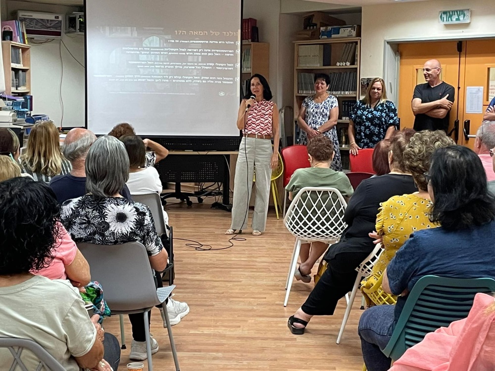 ראש המועצה אושרת גני גונן נושאת דברים מול כיתת הותיקים של דרום השרון