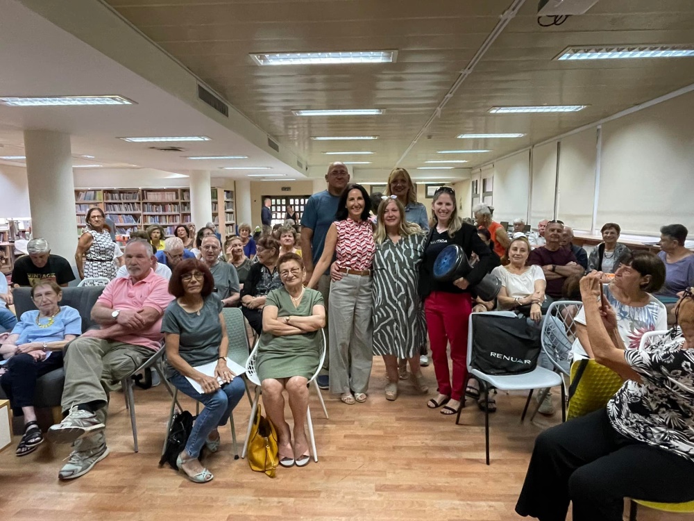 ראש המועצה אושרת גני גונן עם כיתת הותיקים של דרום השרון