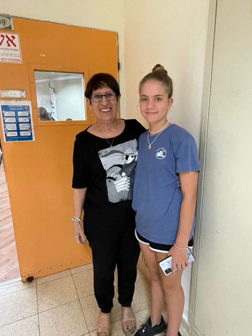 תלמידת בית חינוך ירקון עם משתתפת בכיתת הותיקים