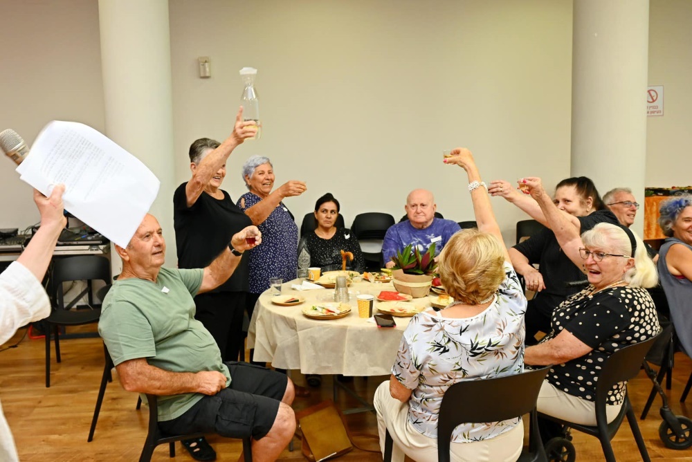 אזרחים ותיקים חוגגים בנשף החברתי של העמותה לחבר הותיק בדרום השרון