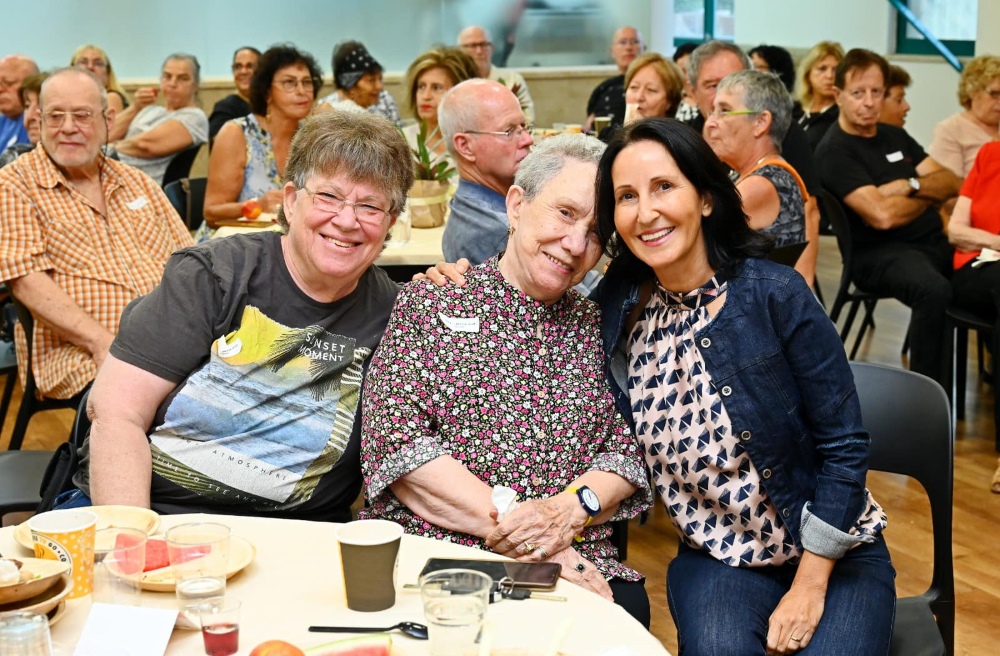 ראש המועצה עם אזרחים ותיקים בנשף החברתי של העמותה למען החבר הותיק