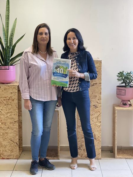 ראש המועצה אושרת גני גונן מקבלת אות הרשות הירוקה בישראל עבור דרום השרון