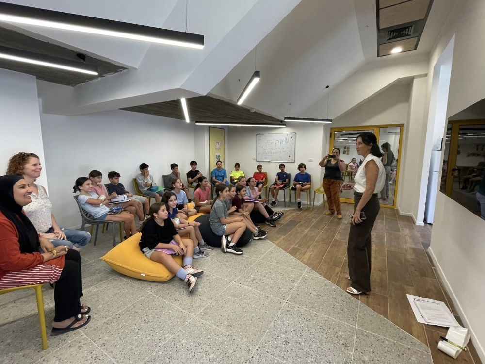 תלמידי צופית חונכים את האולם מרכז ליזמות וחדשנות דרום השרון