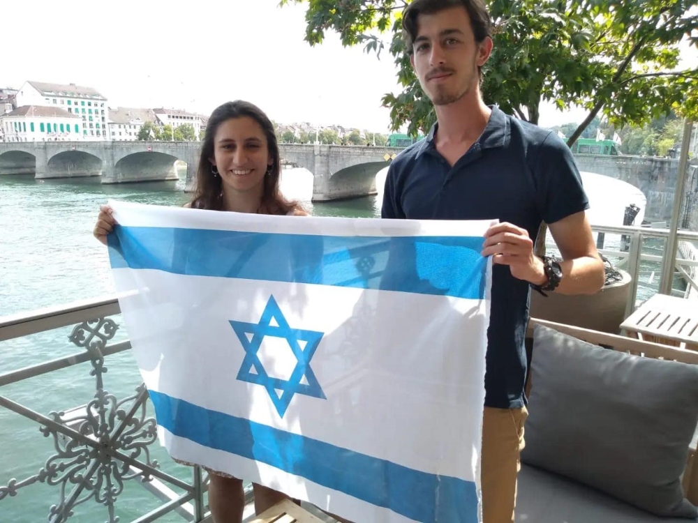 תומר עתיר  ועדי שרים מדרום השרון מציגים את דגל ישראל במהלך ביקור המשלחת בעיר התאומה בגרמניה