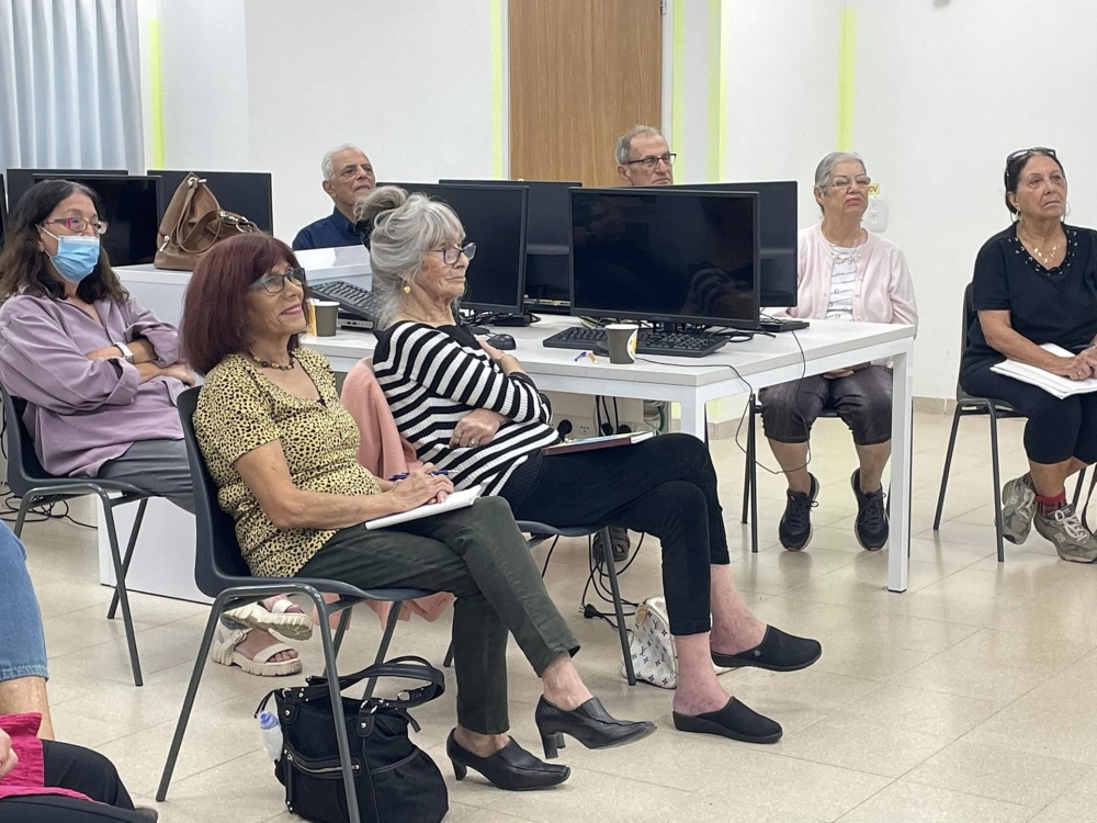 כיתת הותיקים של בית ספר תיכון שש שנתי עמי אסף במהלך שיעור למידה