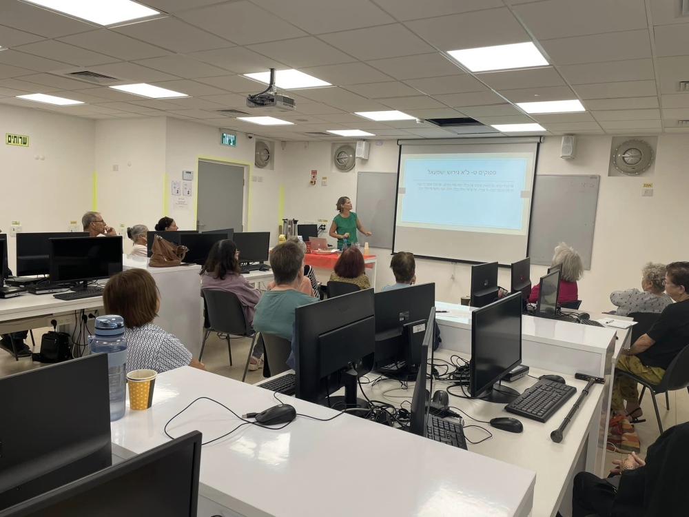 שיעור בכיתת הותיקים של בית ספר תיכון שש שנתי עמי אסף