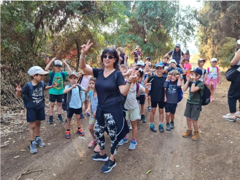 תלמידי כיתה א בדרום השרון צועדים במסגרת יום ההליכה הבין לאומי בדרום השרון