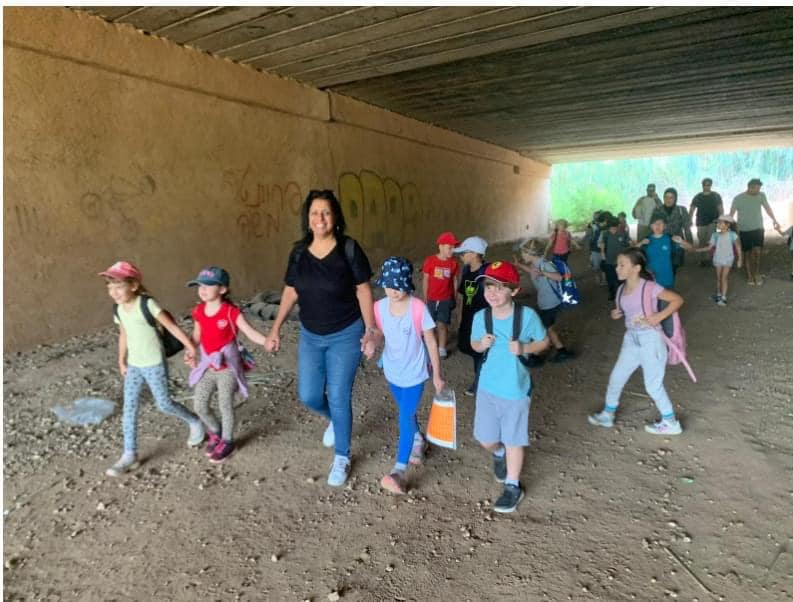 תלמידי כיתה א בדרום השרון צועדים במסגרת יום ההליכה הבין לאומי בדרום השרון