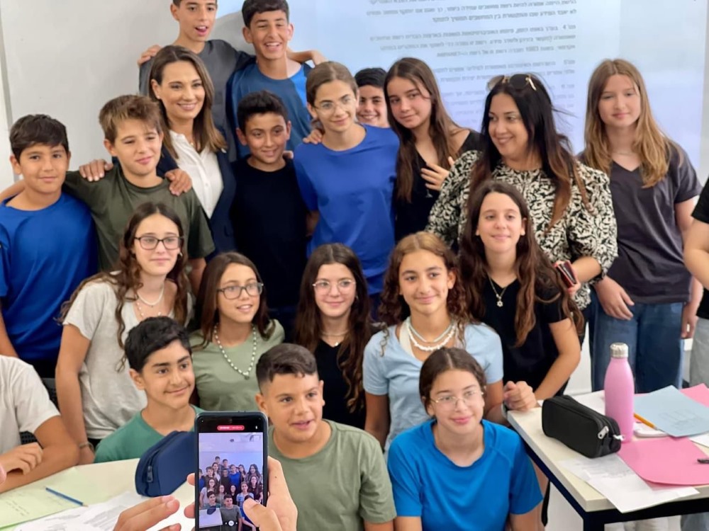 שרת החינוך דר יפעת שאשא ביטון יחד עם תלמידים במסגרת ביקור במועצה אזורית דרום השרון