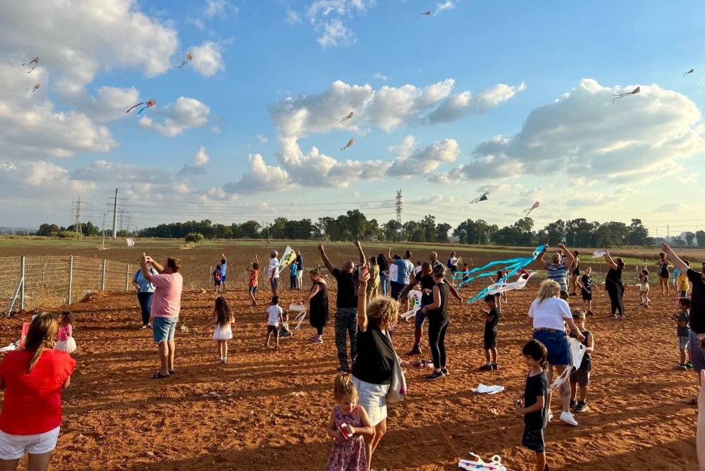 תושבי דרום השרון מטיסים יחד עפיפונים במסגרת פסטיבל עפיפונים