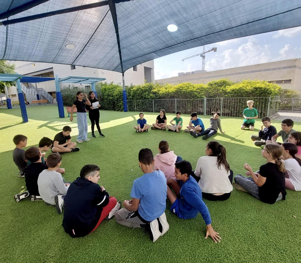 תלמידי דרום השרון בפעילות בחצר בית הספר במסגרת שבוע מניעת האלימות