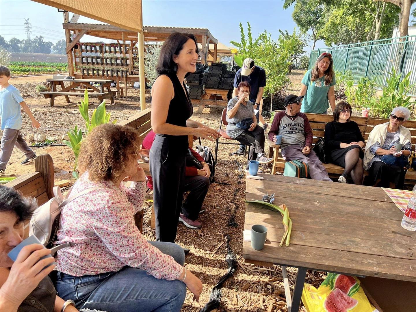 ראש המועצה במהלך ביקור רכזי תיירות מכל הארץ בחווה החקלאית בדרום השרון