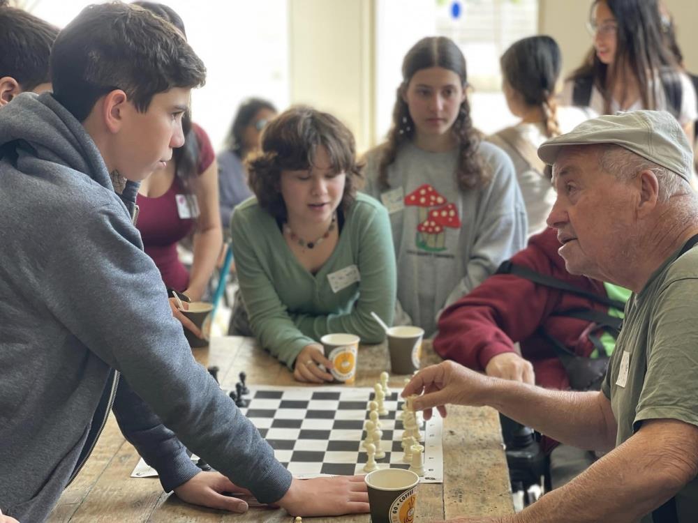 תלמידי בית ספר עמי אסף משחקים שחמט עם חברי מועדון קהילה תומכת נכים במפגש משותף
