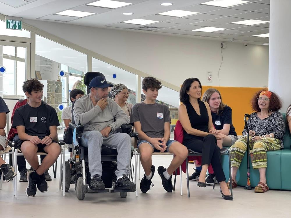 תלמידי בית ספר עמי אסף במפגש עם חברי מועדון קהילה תומכת נכים של דרום השרון