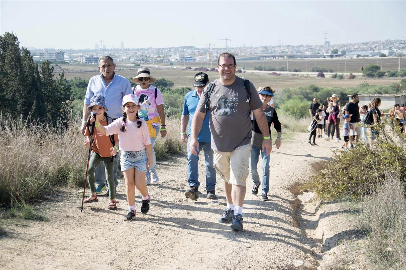 צועדים יחד באירוע צעדת דרום השרון ביער יצחק