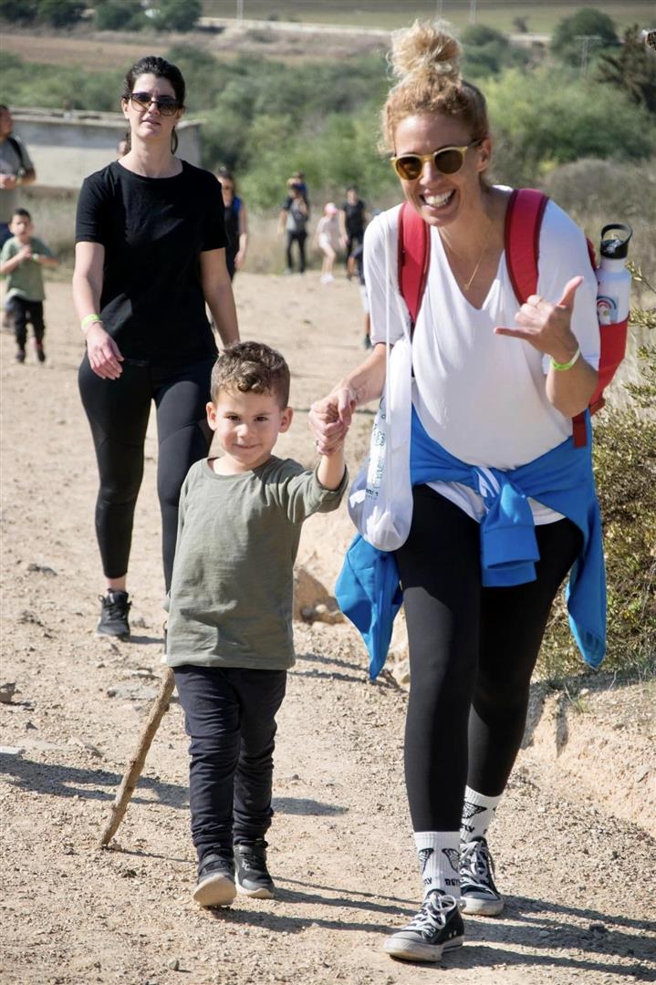 אם ובנה צועדים יחד בצעדת דרום השרון ביער צור יצחק