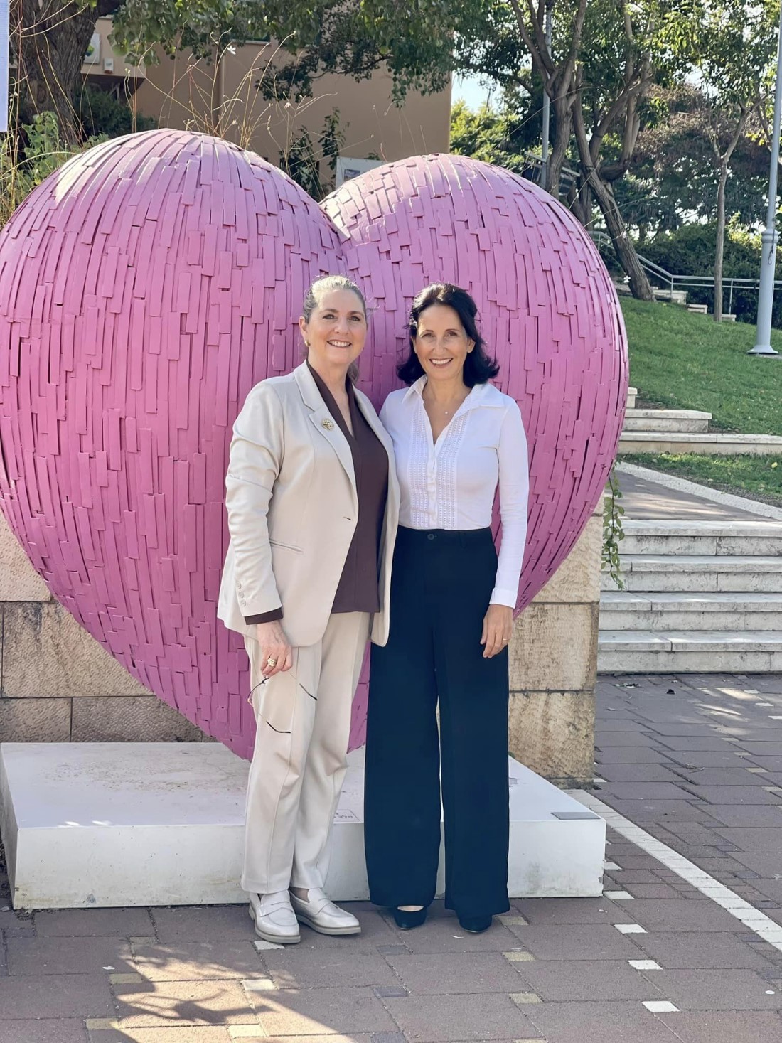 ראש המועצה אושרת גני גונן עם  רעיית נשיא המדינה מיכל הרצוג