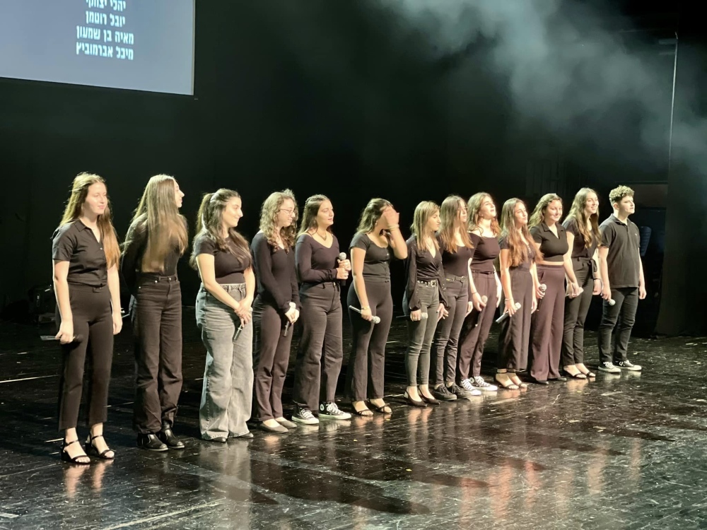 המופע חזקה מהרוח של להקת צעירי דרום השרון