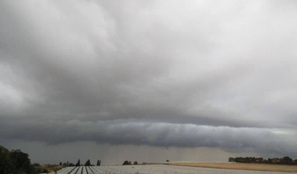 חזית עננים מעל שדות המועצה האזורית דרום השרון