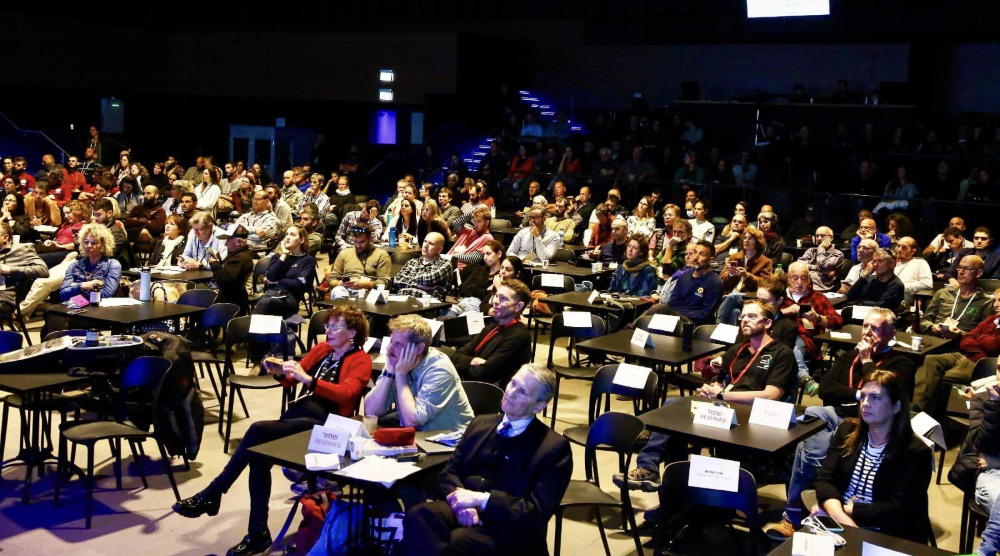 קהל המשתתפים בכנס הישראלי הראשון לחקלאות מחדשת בדרום השרון