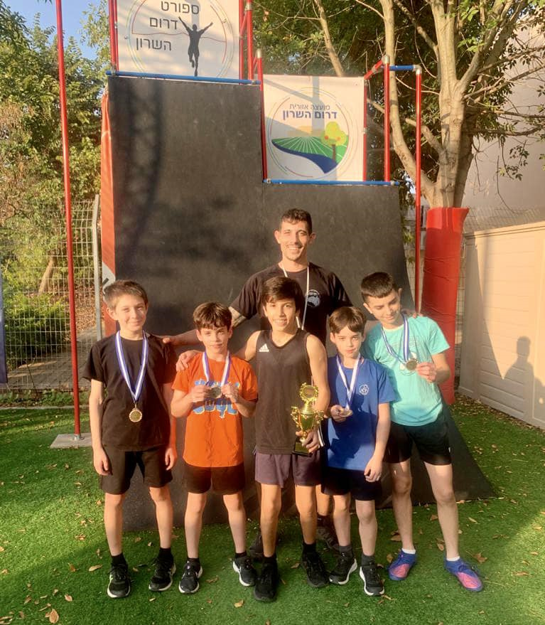 התלמידים הזוכים באליפות הנינגה של דרום השרון עם דקל בוארון