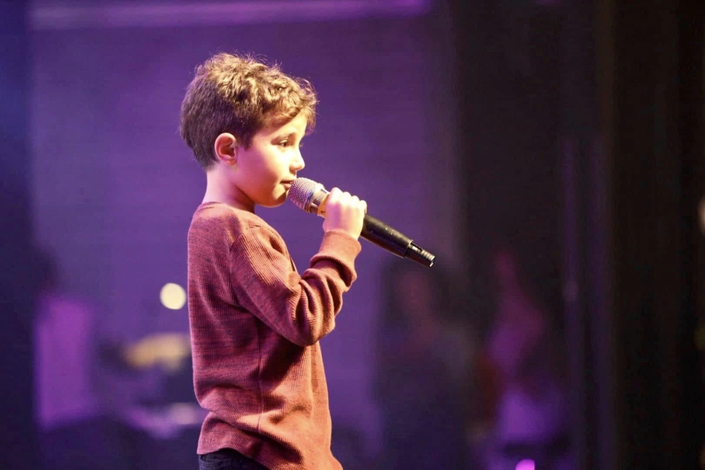 זמר צעיר בפסטיבל שירי הילדים ה-12 של דרום השרון