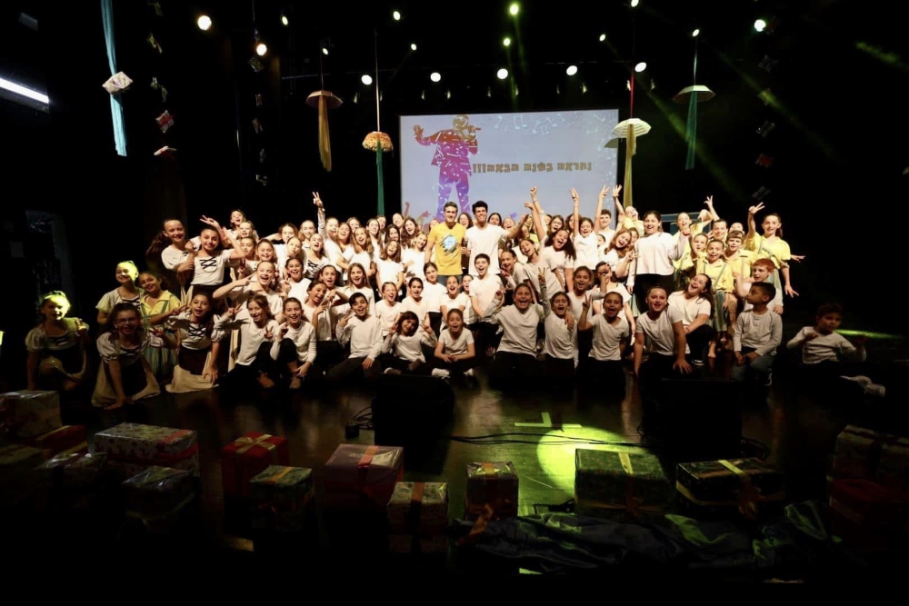 תמונה משותפת של משתתפי פסטיבל שירי הילדים ה-12 של דרום השרון