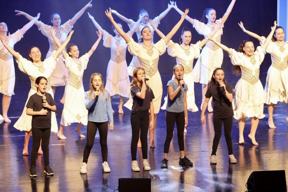 מופע מוזיקלי בפסטיבל שירי הילדים ה-12 של דרום השרון