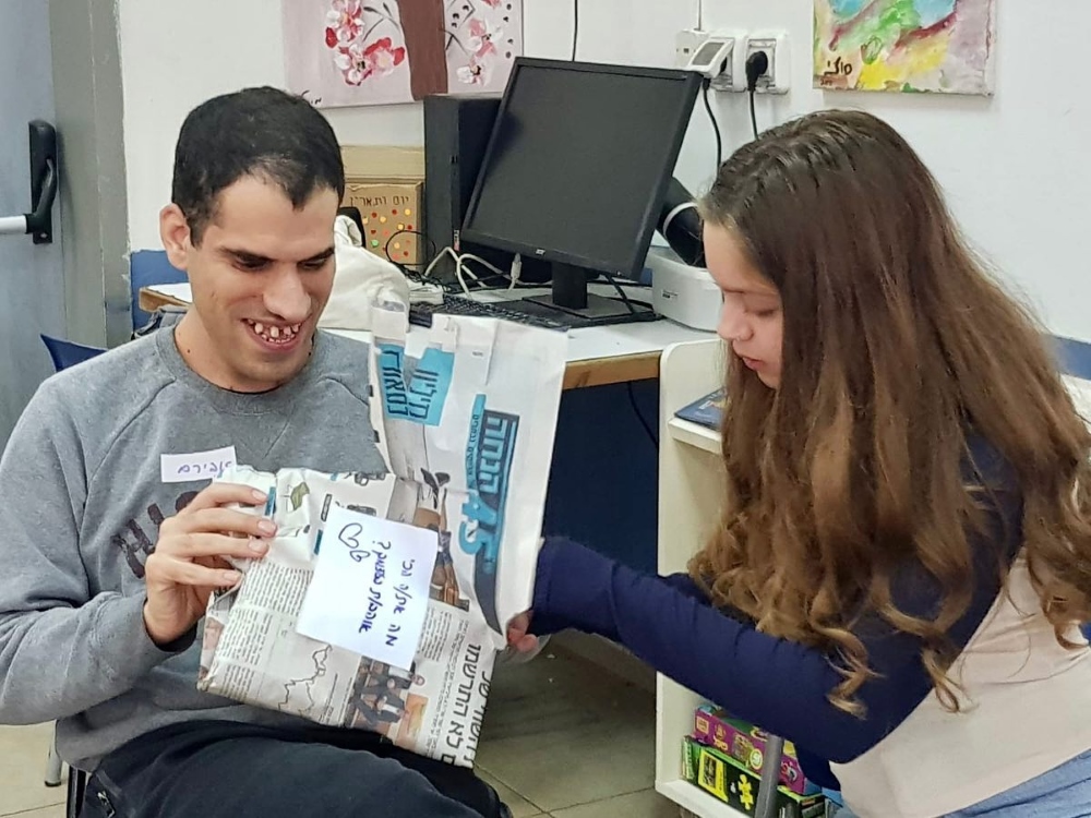 נוער דרום השרון בהתנדבות לחנוכה במרכז תעסוקה שיקומי לצרכים מיוחדים