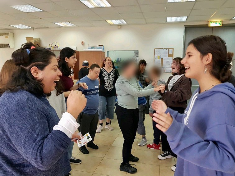 נוער דרום השרון בהתנדבות לחנוכה במרכז תעסוקה שיקומי
