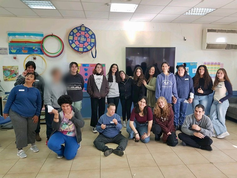 נוער דרום השרון בהתנדבות לחנוכה במרכז תעסוקה שיקומי