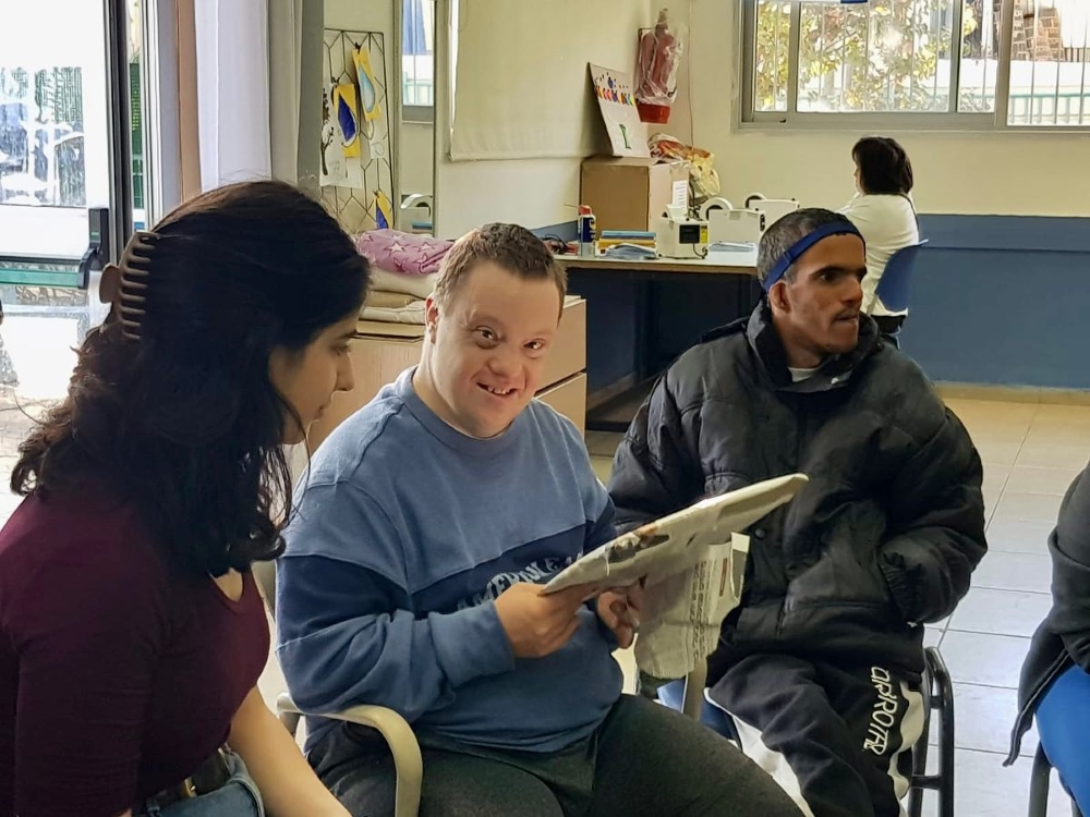 נוער דרום השרון בהתנדבות לחנוכה במרכז תעסוקה שיקומי