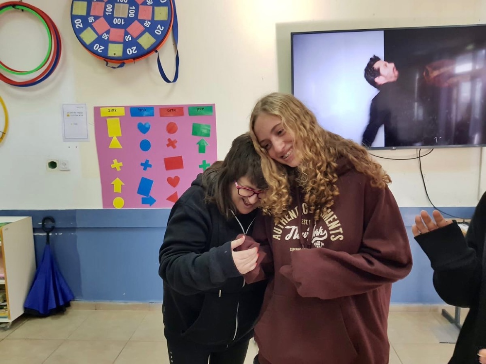 נוער דרום השרון בהתנדבות לחנוכה במרכז תעסוקה שיקומי