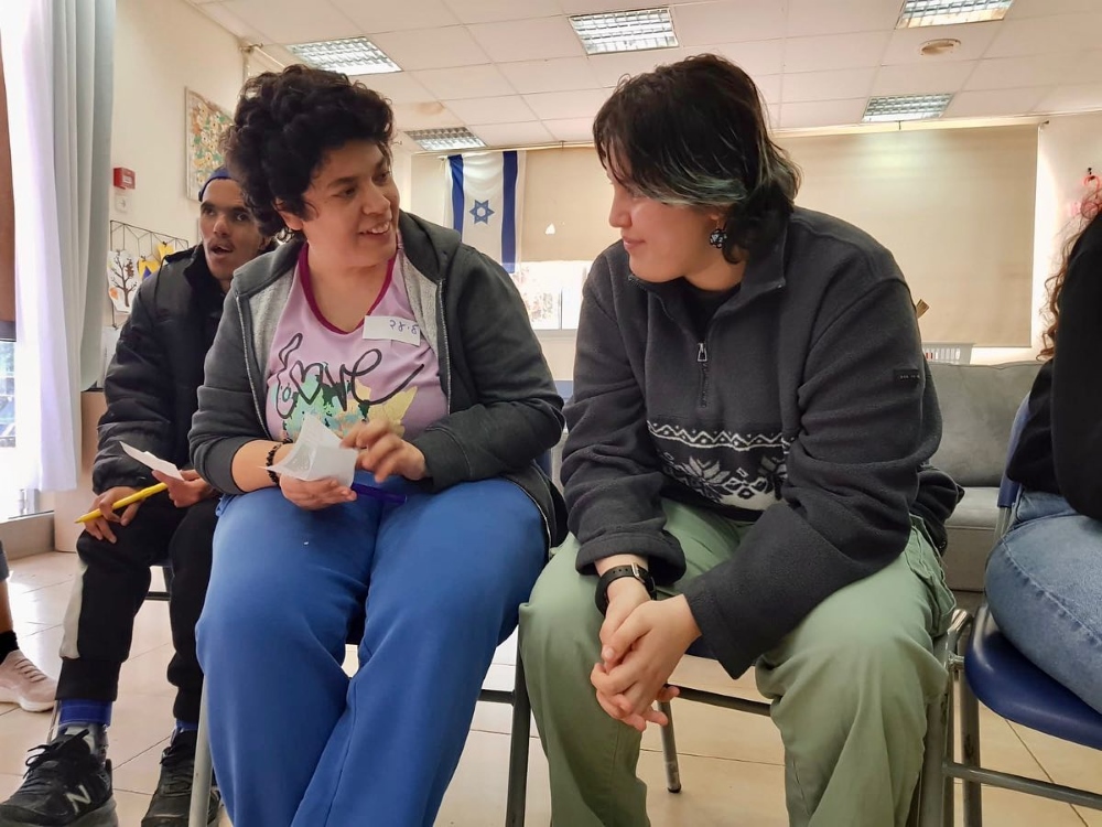 נוער דרום השרון בהתנדבות לחנוכה במרכז תעסוקה שיקומי