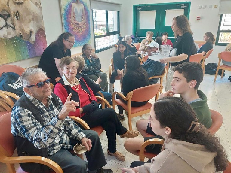 תלמידי דרום השרון מבקרים את חברי מועדון קפה בשדה בחנוכה