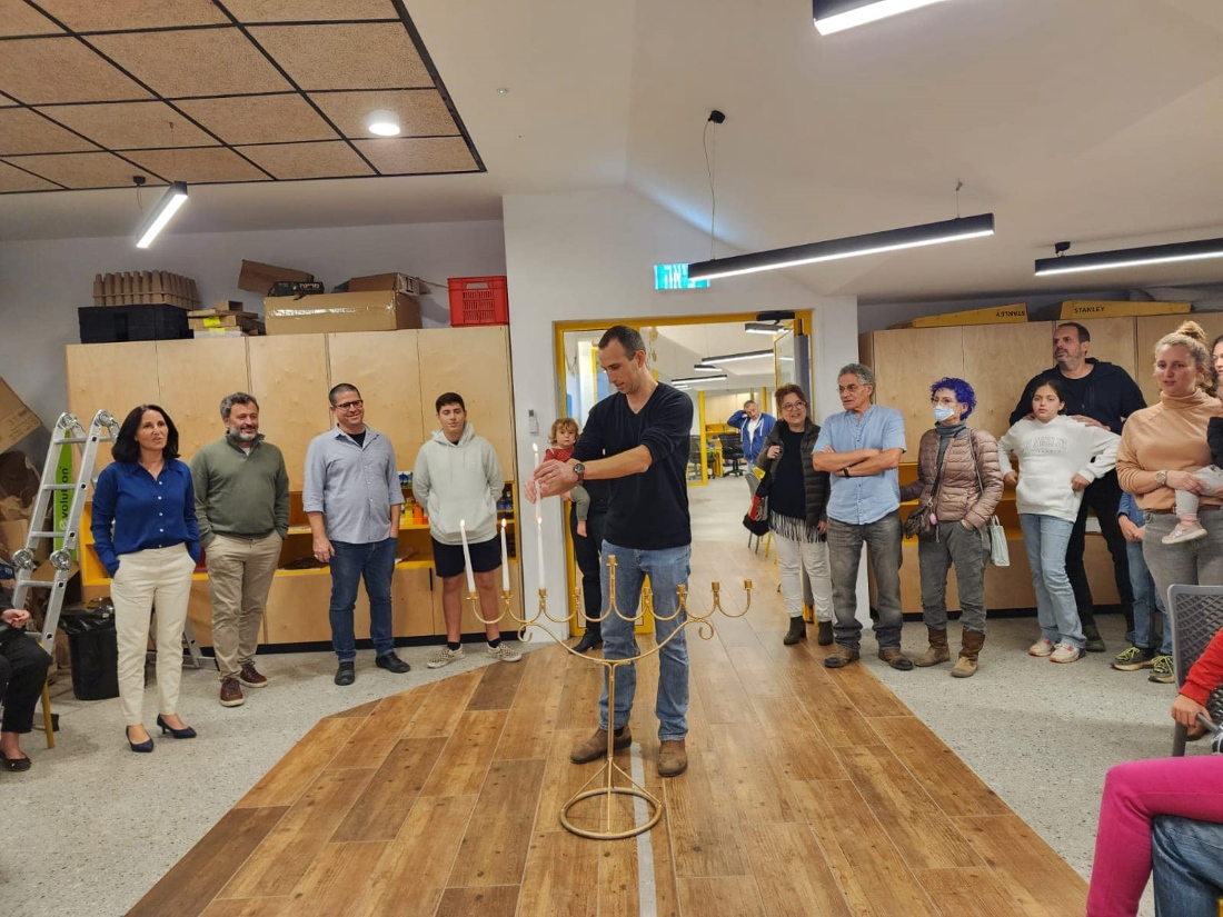 מדליקים יחד נר שלישי לחנוכה במרכז האולם לחדשנות בדרום השרון