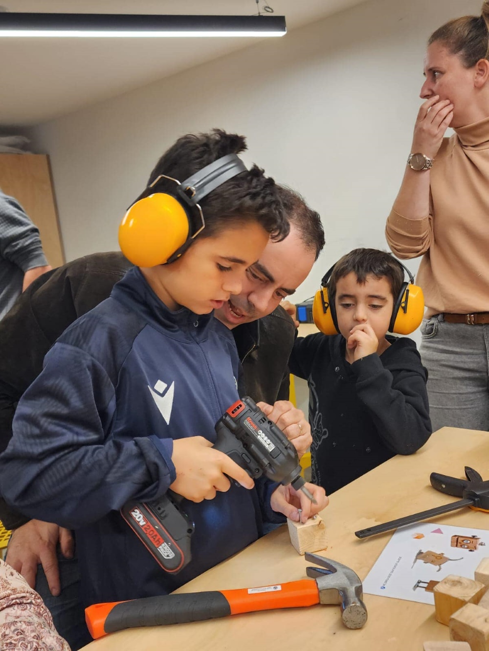 תלמיד בפעילות נגרייה במרכז האולם לחדשנות בדרום השרון 