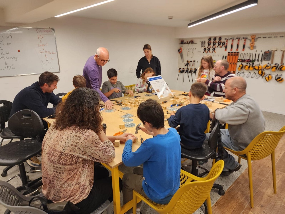 תלמידים והורים בפעילות התנסות משותפת במרכז האולם לחדשנות בדרום השרון