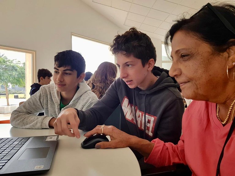 נוער דרום השרון בהתנדבות חנוכה והדרכת מחשבים במועדון קהילת הנכים