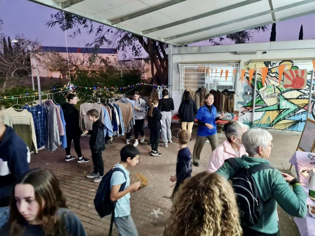 תושבי המועצה בהפנינג מכירות לטובת עמותה לאלימות נגד נשים